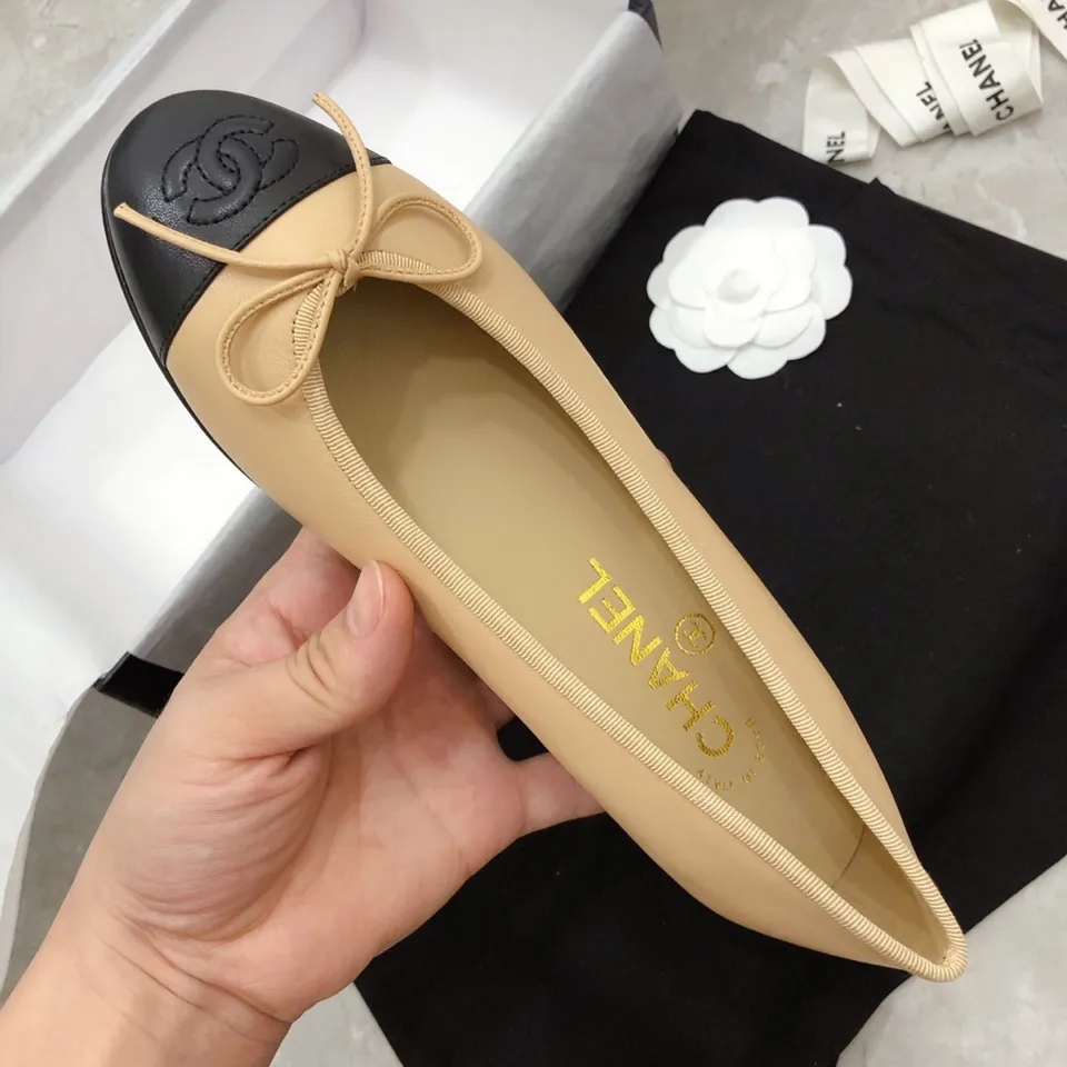 👟👟Ex-factory price 440👟👟 Chanel has been upgrading Chanel shoes ~ 2021ss top version HK overseas purchasing original cut at 1:1 Chanel Chanel Eternal Classic Bow Round Toe Ballet Shoes There are not many good quality, truly no pressure to enter and exit the counter. Regardless of the last type, leather material selection, and manufacturing process, they are all genuine craftsmanship and very sophisticated. ◾️Fabric: Mixed sheepskin imported from Italy ◾️Lining: Imported sheepskin (sweat-absorbent and soft) ◾️Sole: Italian special A-grade genuine leather sole (not ordinary thin sole in the market) ◾️Size: 35-39 [34 40 41 42 43 customization is not returnable]